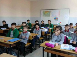 Isparta’da Depremzede Öğrenciler İçin İlk Ders Zili Çaldı