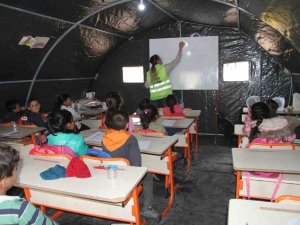 Deprem Bölgesinde Eğitim Çadırda Başladı