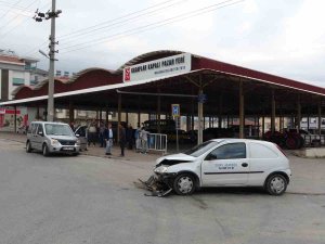 Hafif Ticari Araç İle Otomobil Çarpıştı: 1 Yaralı