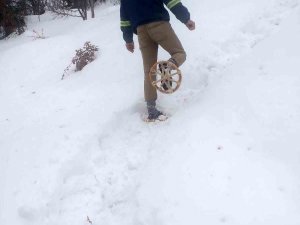 Kastamonu’da 15 Gündür Kardan Dolayı Yolu Kapalı Olan Köylüler, Ayaklarına Giydikleri Gigile İle İlaçlarını Alabiliyor