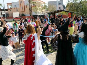 Mersin’deki Depremzede Çocuklar Depremin Etkilerini Eğlenerek Atıyor