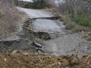 Yakakent’te Heyelan Nedeniyle Yol Trafiğe Kapandı