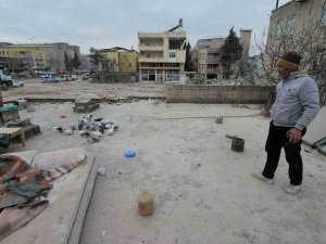 Barındıkları Bina Yıkılıp Sahipsiz Kalan Güvercinleri Elleriyle Besliyor