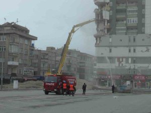 Kayseri’deki Ağır Hasarlı Binanın Yıkımına Başlandı