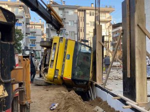 Yük Boşaltan Kamyon Devrildi: 1 Yaralı
