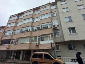 Yıkım Kararı Alınan Apartman Boşaltılmaya Başlandı