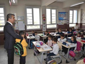 Denizli’de 850 Depremzede Öğrenci Yeni Arkadaşlarıyla İlk Derslerine Katıldı