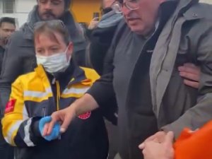 Açlık Grevindeki Doktor Belediye Önünde Fenalaştı