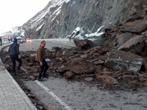 Hakkari-van Karayolunda Heyelan