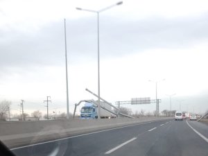 Damperi Açılan Kamyon Direği Devirdi