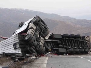 Metrelerce Sürüklenen Tır Bariyerleri Biçti: 1 Yaralı