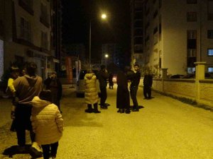 Peş Peşe Depremler Adana’da Vatandaşları Sokağa Döktü