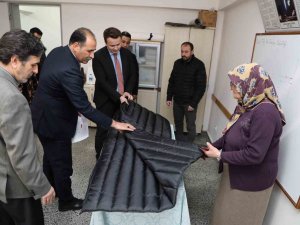 Erzincan Halk Eğitim Merkezi Depremzedeler İçin Uyku Tulumu Dikiyor