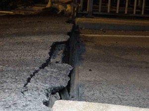 Hatay’da Deprem Sonrası Köprü 10 Santimetre Çökerek Yoldan Ayrıldı