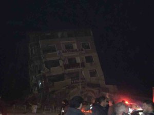Hatay’da Deprem Sonrası Ev Yan Yattı, Facia Ucuz Atlatıldı