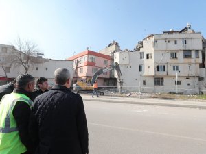 Ağır Hasarlı Olan Evlerin Yıkım Çalışmaları Sürüyor
