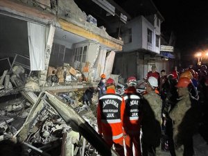 Hatay'da 6.4'lük depremde yıkılan binadan bir kişinin cansız bedeni çıkarıldı