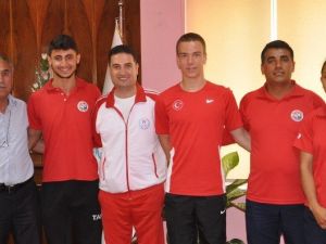 Adana Tohm Sporcusu Tenekebüken Sırıkla Atlamada Yıldız Ve Gençlerde Yeni Türkiye Rekoru Kırdı