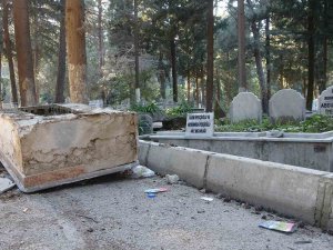 Hatay’da Deprem Sonrası Mezarlar Hasar Gördü, Bazıları Yola Uçtu
