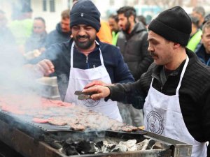 Depremzedelere Sivas Köftesi İkram Ettiler