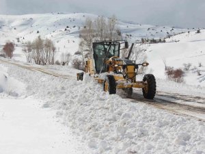 Bayburt’ta Kar Ve Tipiden Kapanan Köy Yolları Ulaşıma Açıldı