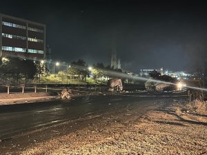 Tırlar Feci Şekilde Çarpıştı: 2 Yaralı