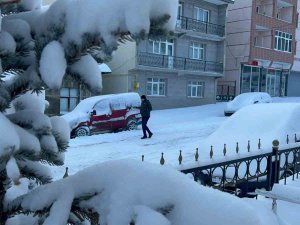 Kars’ta Kar Ve Tipi 39 Köy Yolunu Ulaşıma Kapadı