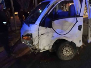 Gazipaşa’da Otomobille Kamyonet Çarpıştı: 4 Yaralı