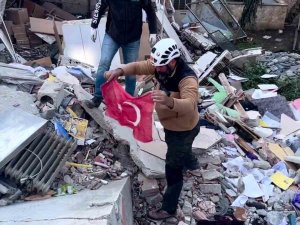 Enkazda Türk Bayrağı Hassasiyeti