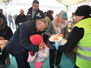 Kayseri Büyükşehir Belediyesi, İ̇lk Konteyner Kentte Sıcak Yemek Dağıtıyor