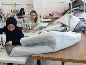 Öğrenciler Deprem Bölgesine Göndermek İçin Uyku Tulumu Üretiyor