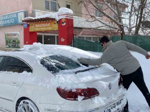 Karlıova’da Kar Yağışı Etkili Oldu, Eğitime Ara Verildi
