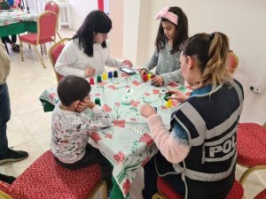 Depremzede Çocuklara Polisten Psikolojik Destek