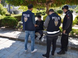 Üzerinden Çok Sayıda Kimlik Ve Telefon Çıktı