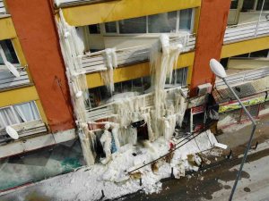 Kombisi Patlayan Ağır Hasarlı Bina, Soğuk Havada Buz Dağına Döndü