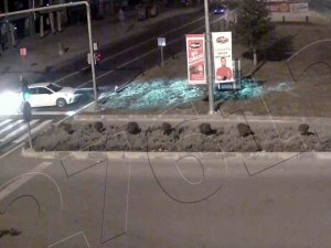 Işıkta Bekleyen Araca Çarptı