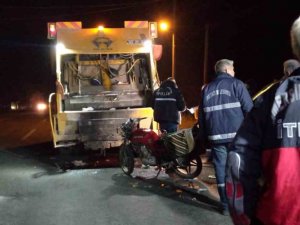 Motosiklet Çöp Kamyonuna Çarptı: 1 Ölü, 1 Yaralı