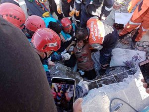Enkaz Altındaki Anne İle Kızı, Papağan Sayesinde Kurtuldu