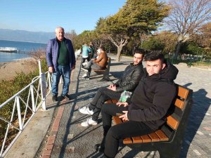 Burhaniye’de Güneşli Havayı Görenler Sahillere Akın Etti