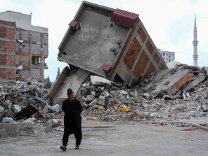 Depremde Torunlarını Ve Çocuklarını Kaybeden Hatice Teyze, Enkaz Altında Kalan Hatıralarını Arıyor