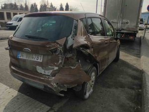 Başakşehir’de Direksiyon Hakimiyetini Kaybeden Sürücü Park Halindeki Araca Çarptı