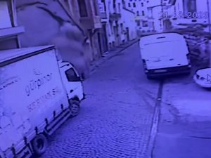 Fatih’te Metruk Binanın Çöktüğü Anlar Kameraya Yansıdı