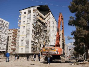 Diyarbakır’da Ağır Hasarlı Binanın Yıkımına Başlandı