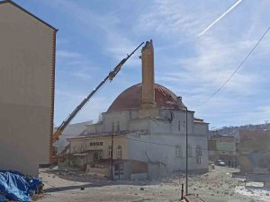 Depremde Hasar Gören Minareler Yıkılıyor