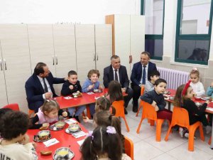 Bursa’da Öğrencilere Ücretsiz Yemek Uygulaması Başladı