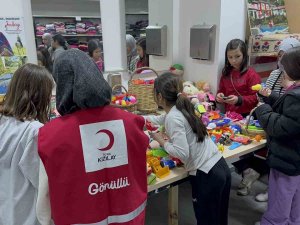 Sındırgılı Öğrenciler Depremzede Çocuklara Oyuncaklarını Gönderdi