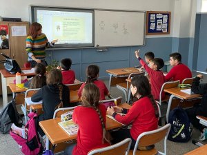 Çeşme’de 464 Depremzede Öğrencinin Okullara Kaydı Yapıldı