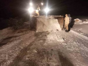 Kar Ve Fırtına Nedeniyle Yolda Kalan Araçlar Kurtarıldı