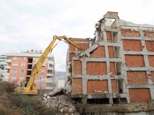 Alanya Belediyesi Kent Genelindeki Riskli Binaları Yıkıyor