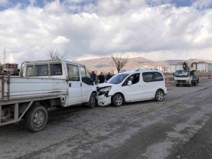 Batman’da Trafik Kazası, İki Araç Kafa Kafaya Çarpıştı